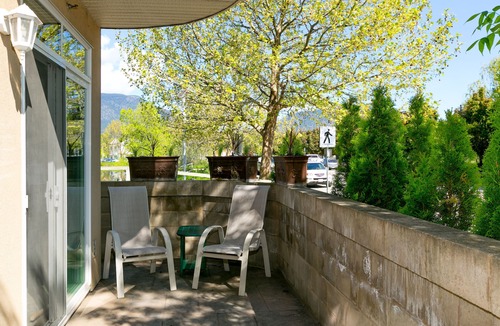North End Condo | Walk to the beach in moments!