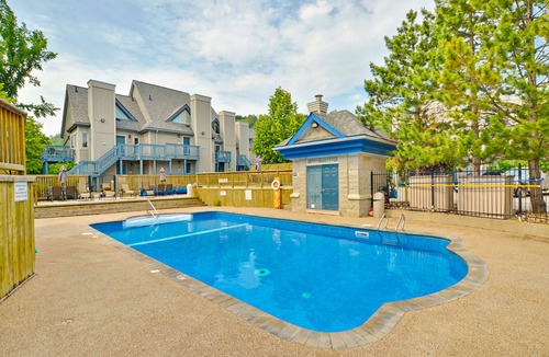 Craigleith Apartment | Walk to the chair lift Lofty condo w/shared pool & tennis - dogs OK