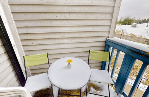 Craigleith Apartment | Walk to the chair lift Lofty condo w/shared pool & tennis - dogs OK