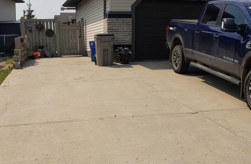 Grande Prairie House | Walkout Garden 1-bedroom in Grande Prairie AC, WiFi, laundry, parking space