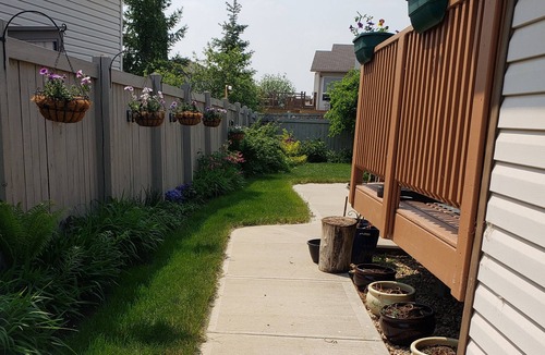 Grande Prairie House | Walkout Garden 1-bedroom in Grande Prairie AC, WiFi, laundry, parking space