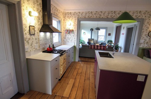 Consecon House | Walnut Manor: 3-bedroom house in fantastic Prince Edward with WiFi, AC