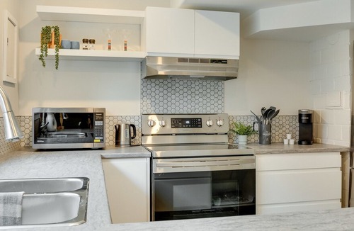 Fernwood House | Walnut St. Suite in the heart of Fernwood