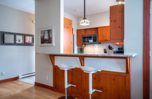 Mont-Tremblant Condo | Warm 3brm 2 bath with In-Condo Sauna! Steps from Ski/Golf/Bike/Hike