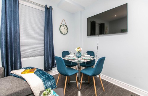 Centretown West Apartment | Warm and Comfortable 2BR - Downtown/Little Italy