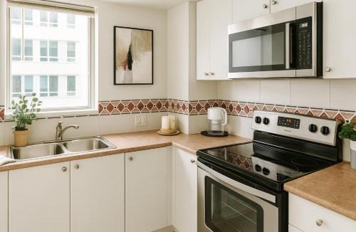 Coal Harbour Apartment | Warm and Welcoming 2-Bedroom Home in a Prime Location