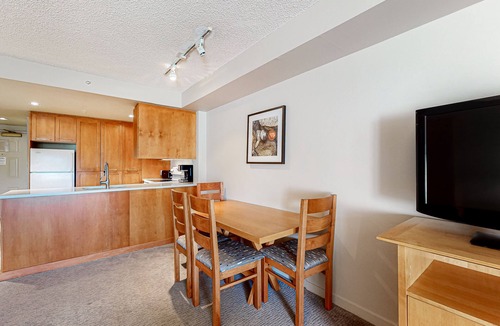 Whistler Village Apartment | Warm studio near the lifts with jetted tub & gym
