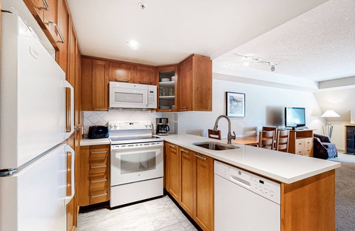 Whistler Village Apartment | Warm studio near the lifts with jetted tub & gym