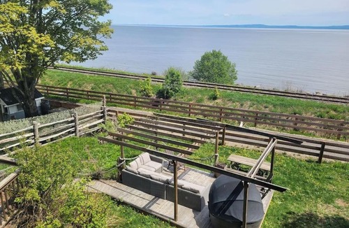 Petite-Riviere-Saint-Francois Ski Chalet | Water Front / 1.5 KM from the Massif / SPA & View!