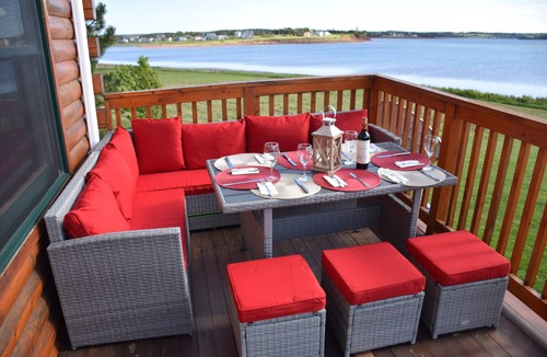 New London House | Water Front Log Cottage With Access To Outdoor Community Pool