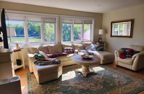Lunenburg County House | Waterfont close to town and walking trails with country feel