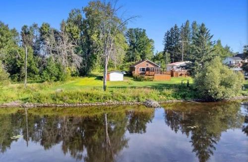 Plaisance Ski Chalet | Waterfont Cottage - Chez Plezzy Cottage