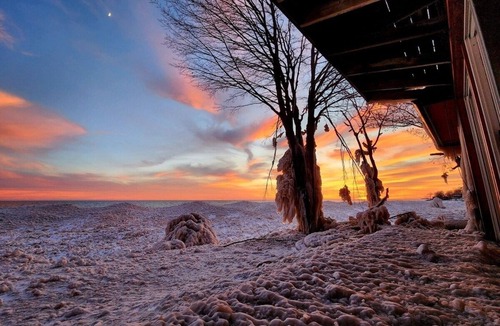 Hamilton Cottage | Waterfront 3+beds, 1 1/2 bath, hot tub, 3 private patios, shallow lake access.n