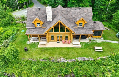 Fiddler Lake Resort Ski Chalet | Waterfront - corpo friendly, huge log chalet