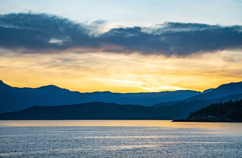 Vancouver Cabin | Waterfront Cottage with Superb Coastline Views