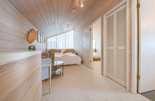 Vancouver Cabin | Waterfront Cottage with Superb Coastline Views