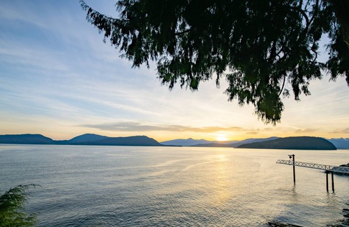 Vancouver Cabin | Waterfront Cottage with Superb Coastline Views