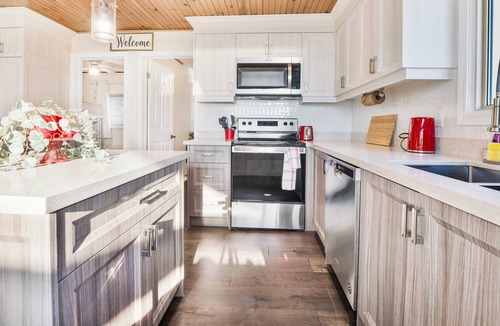 Carden Cottage | Waterfront Cottage Kawartha Lakes Pool Table Games Room Luxury