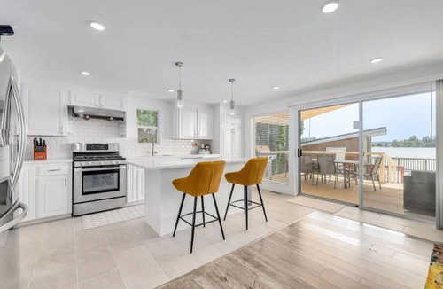 Maple Ridge House | Waterfront Getaway
