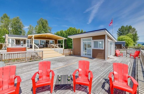 Maple Ridge House | Waterfront Getaway