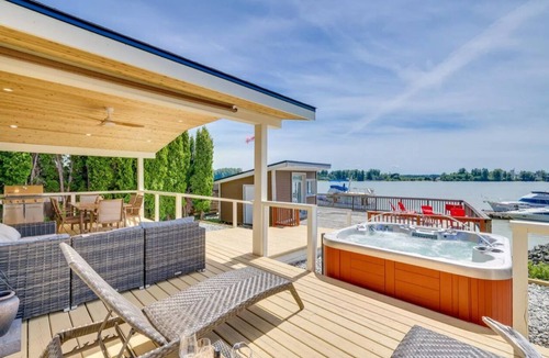 Maple Ridge House | Waterfront Getaway