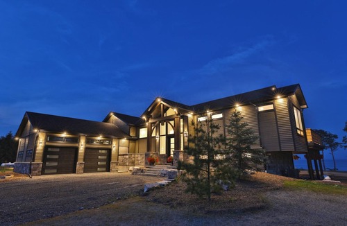 Dunnville Cottage | Waterfront Lake Erie near Niagara Wine Region