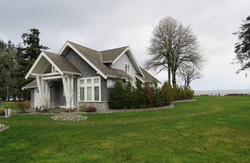 Regional District of Nanaimo House | Waterfront Luxurious Beach Home with Shared Pool