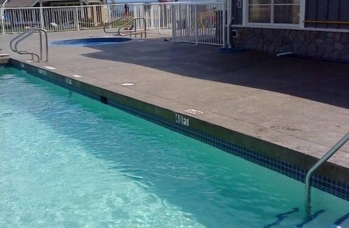 Regional District of Nanaimo House | Waterfront Luxurious Beach Home with Shared Pool