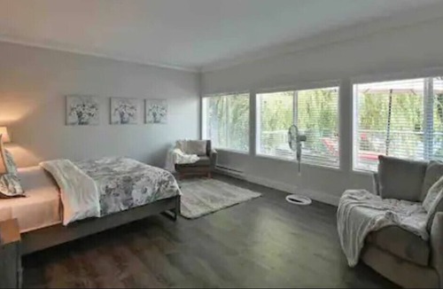 Sechelt House | Waterfront Oasis With Hot Tub & Propane Fire Pit!