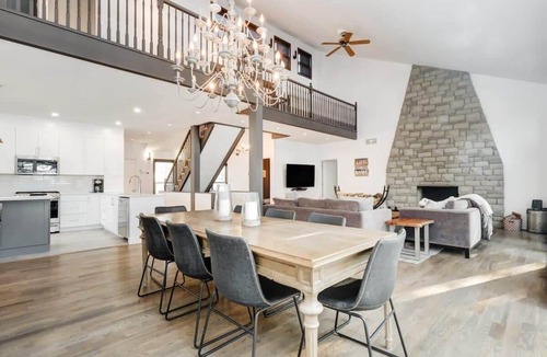 Rideau Lakes House | Waterfront open concept dream cottage with hot tub