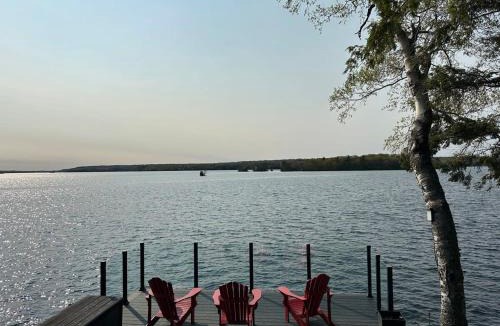Rideau Lakes House | Waterfront open concept dream cottage with hot tub