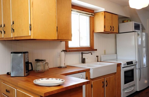 Scotia Cottage | Waterfront! Sleeps six, minutes from Huntsville, sandy beach, rustic charm!