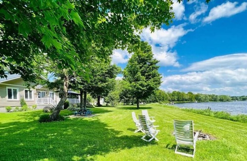 Weedon Ski Chalet | Waterfront- The Happiness Retreat