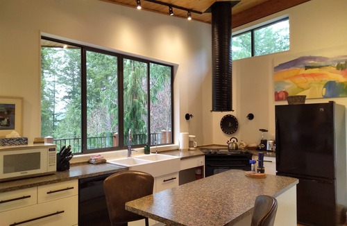 Madeira Park Cabin | Waterview Architectural Gem - Romantic Seclusion!