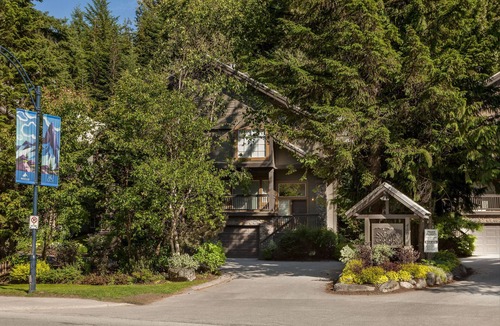 Upper Village House | WELCOME HOME! Spacious 5 Bedroom Family & Group Friendly SKI-IN Style Townhome