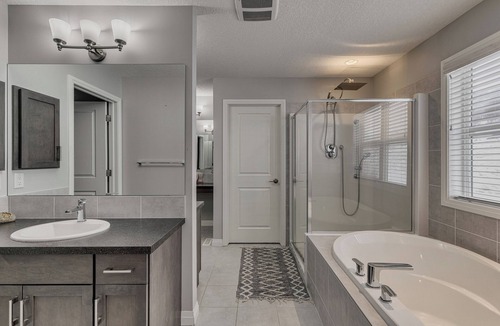 Southeast Calgary House | Welcome to Lamont, a tranquil getaway nestled in a quiet neighborhood.