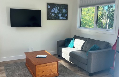 Cobble Hill Apartment | Welcome to The Ferns in Cobble Hill! Quiet, clean and functional bachelor suite.