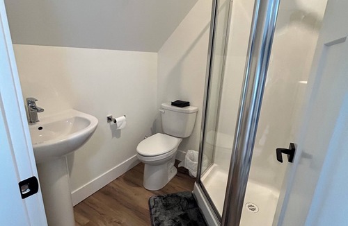 Cobble Hill Apartment | Welcome to The Ferns in Cobble Hill! Quiet, clean and functional bachelor suite.