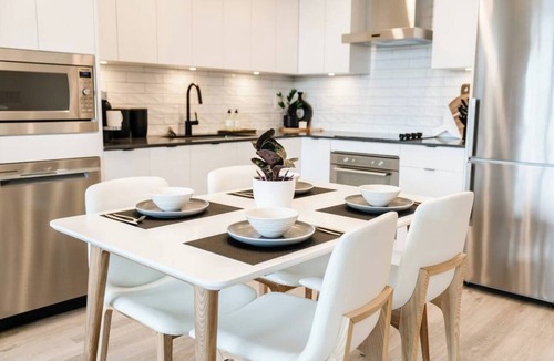 Downtown Kelowna Condo | Welcome to The New Yorker! A stylish downtown Kelowna retreat with lake views, a rooftop terrace, and walkable access to restaurants, shops, beaches, and the waterfront.