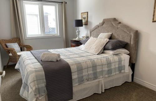 Beamsville House | Welcome to Vista Ridge! King Size Bed Near it All