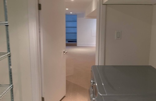 Bracondale Hill House | Welcoming basement studio suite in Toronto
