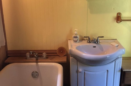 Hornby Island Cabin | Well-equipped Cedar Cabin close to beaches.