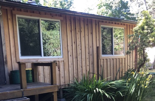 Hornby Island Cabin | Well-equipped Cedar Cabin close to beaches.