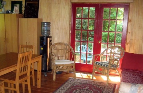 Hornby Island Cabin | Well-equipped Cedar Cabin close to beaches.