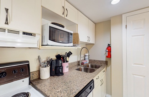 Craigleith Apartment | Well-located condo w/shared pool - walk to lifts, on bus route