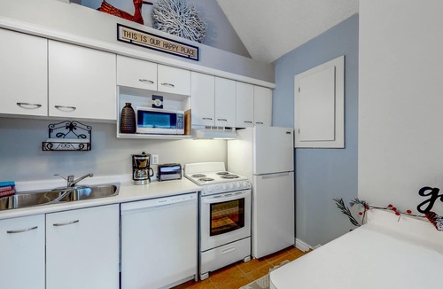Craigleith House | Well-located studio with seasonal pool, tennis, fireplace & full kitchen