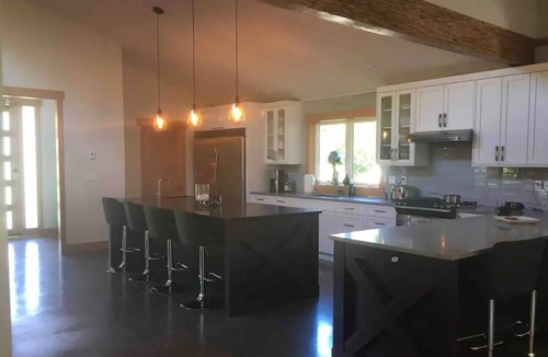 Courtenay House | West coast 3 acres fenced home. With privacy, pet friendly, grass. Cedar Sauna