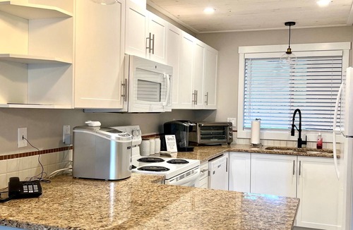 Regional District of Nanaimo Condo | West Coast Oasis ★ Oceanside ★ Full Kitchen ★ 2BD