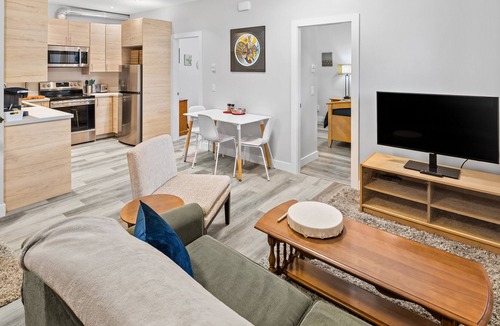 Brentwood Bay Apartment | West Coast Suite by Iris Properties