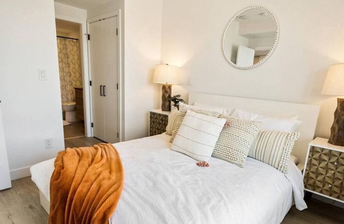 Downtown Kelowna Apartment | West facing lake views from DT Condo, Sleeps 4 W/ Rooftop Patio! Close to shopping, restaurant and bars, 2 minute walk to waterfront.